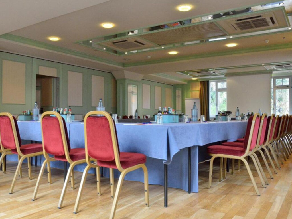 Einblick in einen der Konferenzräume im Hotel Lübecker Hof in Stockelsdorf mit gedecktem Tisch