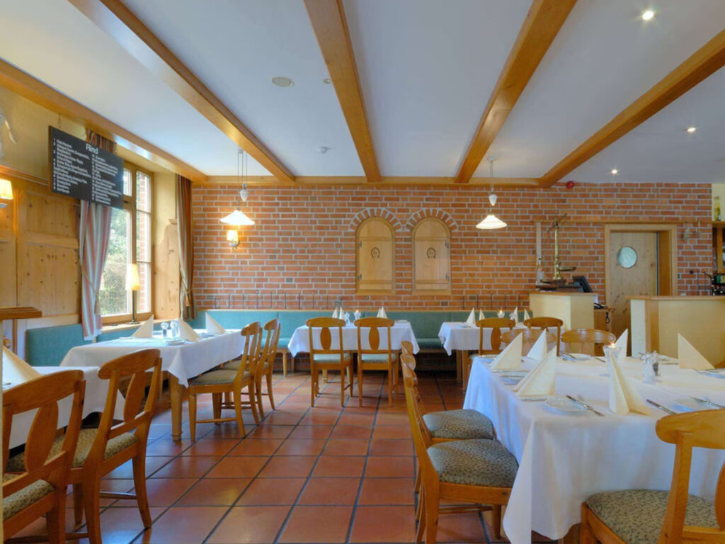 Einblick in das italienische Restaurant im Hotel Lübecker Hof in Stockelsdorf mit gedeckten Tischen