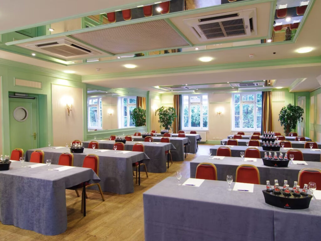 Einblick in einen der Konferenzräume im Hotel Lübecker Hof in Stockelsdorf mit gedecktem Tisch